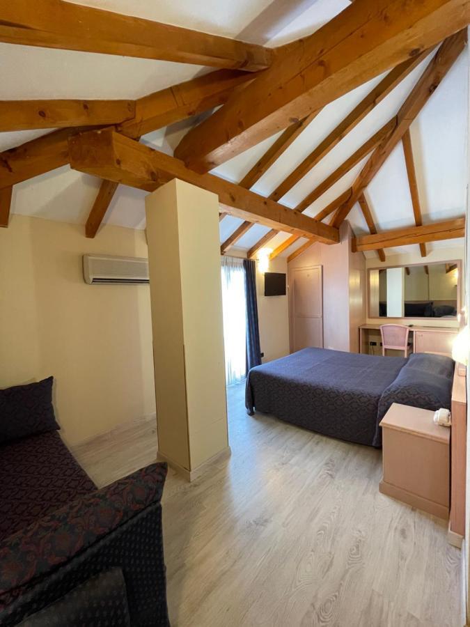 Lo Scoiattolo Hotel Massino Visconti Ngoại thất bức ảnh