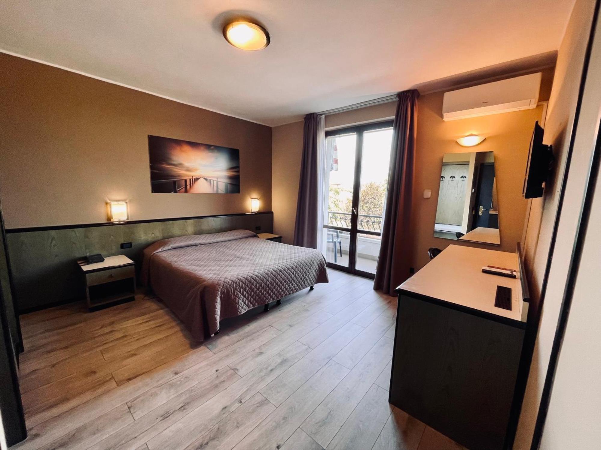 Lo Scoiattolo Hotel Massino Visconti Ngoại thất bức ảnh